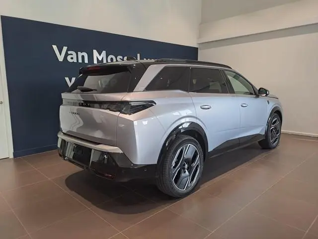 Peugeot e-5008