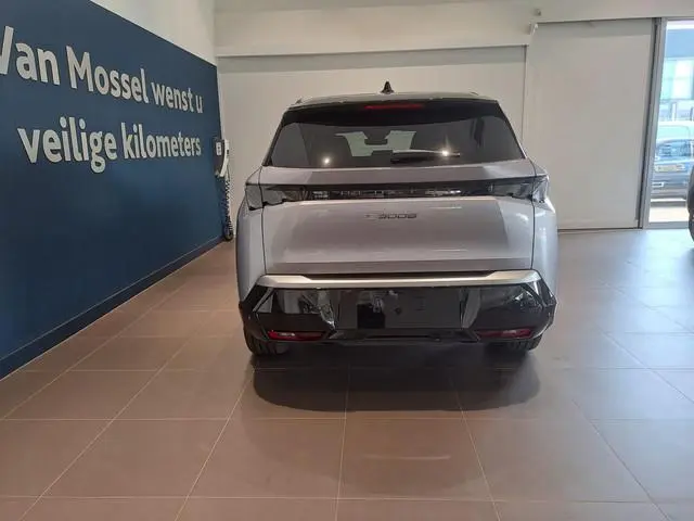 Peugeot e-5008