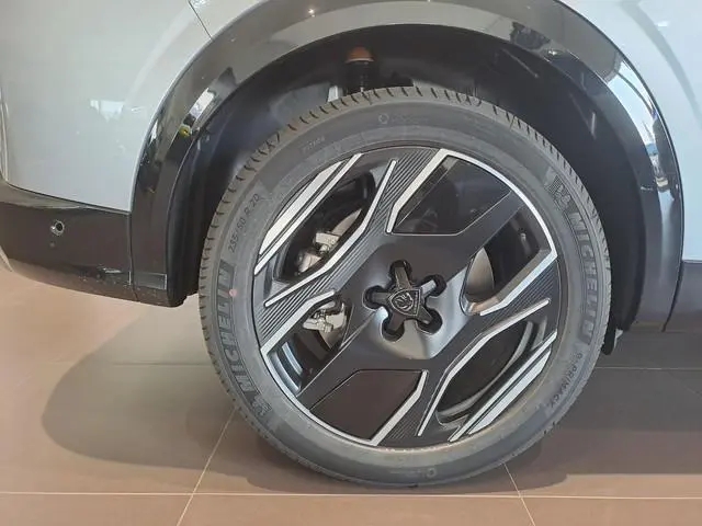 Peugeot e-5008