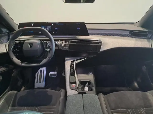 Peugeot e-5008