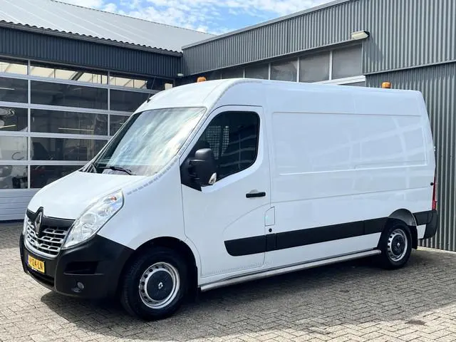 Renault Master T35 2.3 dCi L2H2 Airco Cruise controle Kastinrichting Trekhaak 2500kg Trekgewicht Sch...