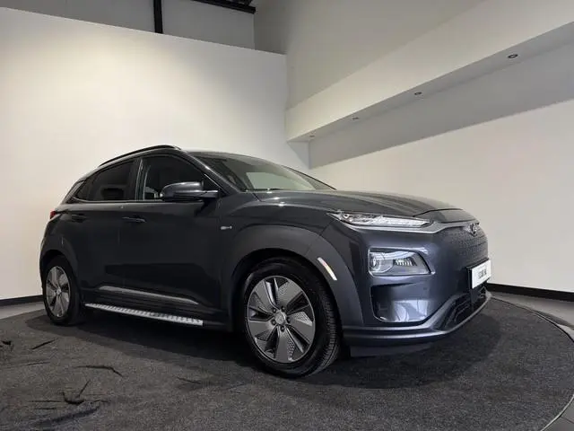 Hyundai Kona EV Premium 64 kWh | Voorstoelen verwarmd & gekoeld | Trekhaak | Warmtepomp | Soh (batte...