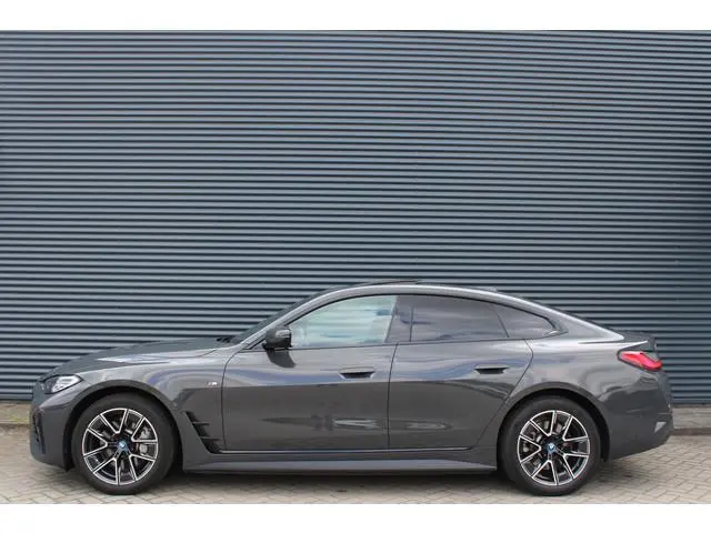 BMW i4 eDrive40 84 kWh M-Sport SOH-100% Dravitgrau Schuif-/kanteldak Leer Harman-Kardon Camera