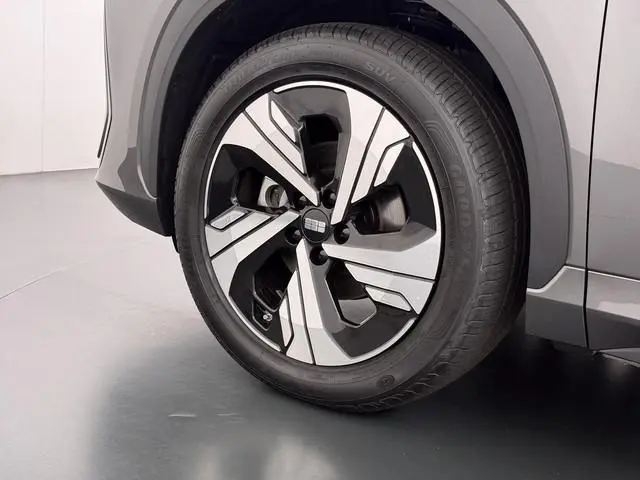 Geely E5