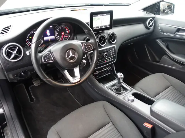 Mercedes-Benz A-klasse 130Pk AMG Night Edition- Xenon Led, Clima, Navigatie, Park Assist, Cruise