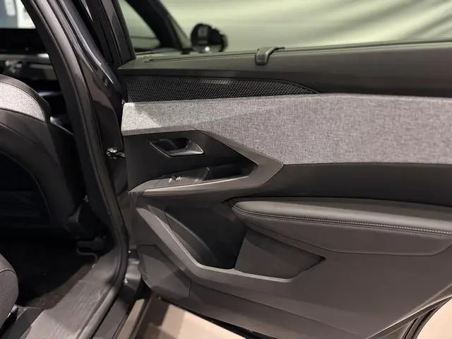 Peugeot e-5008