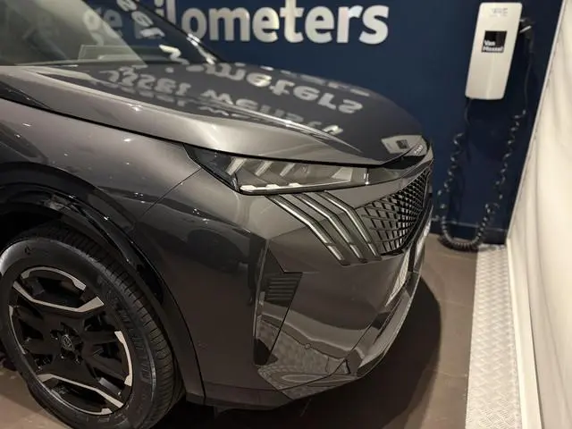 Peugeot e-5008