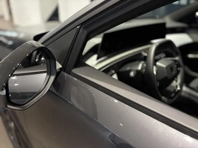 Peugeot e-5008