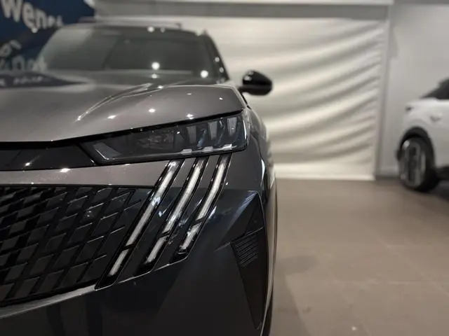 Peugeot e-5008