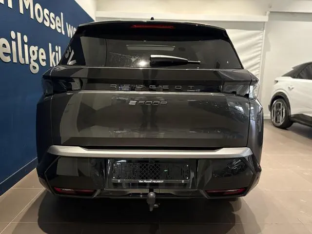 Peugeot e-5008