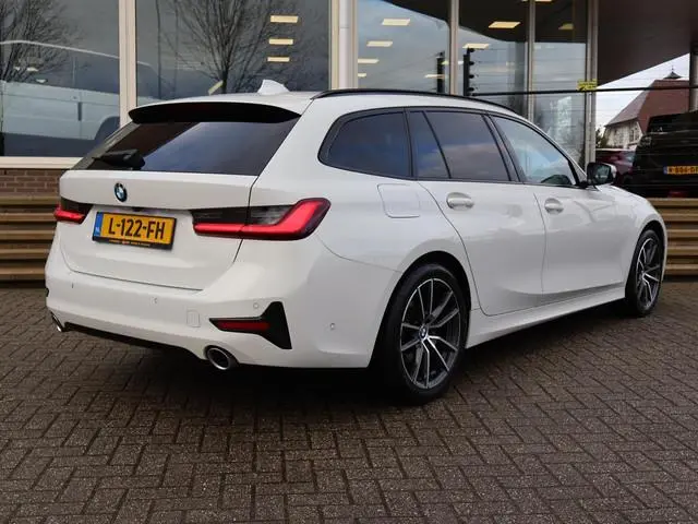 BMW 3-serie Touring 320d HIGH EXECUTIVE SPORTLINE 190 PK AUT. *ALPINWEISS* + ELEK. TREKHAAK | LASER...