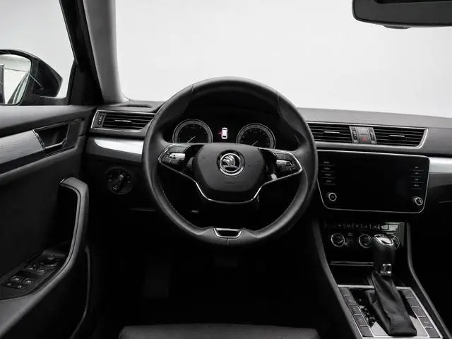 Skoda Superb Combi 1.4 TSI DSG Aut. iV Business Edition Plus Trekhaak Camera Navi Carplay DCC Stoelv...