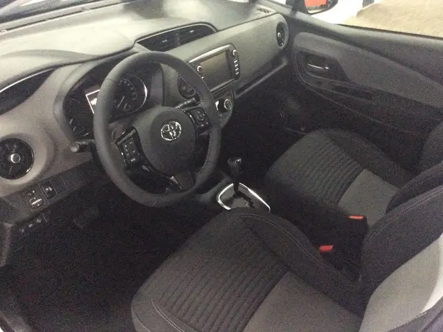 TOYOTA Yaris 1.5 Hybrid 100pk CVT Active * Direct leverbaar!