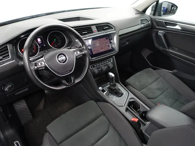Volkswagen Tiguan Allspace 1.4 TSI Highline+ Aut- 7 Pers, Panoramadak, Keyless, Massage Stoelen, Car...