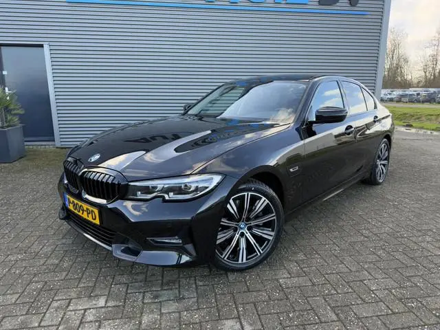 BMW 3-serie 320e Business Edition Plus Sport LineLederen Sportstoelen Carplay Achteruitrijcamera Liv...