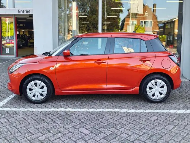 Suzuki Swift 1.2 COMFORT SMART HYBRID Direct Leverbaar | Tot 10 JAAR GARANTIE! | Inclusief € 2.200,-...