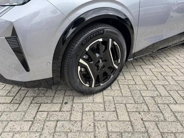 Peugeot e-3008