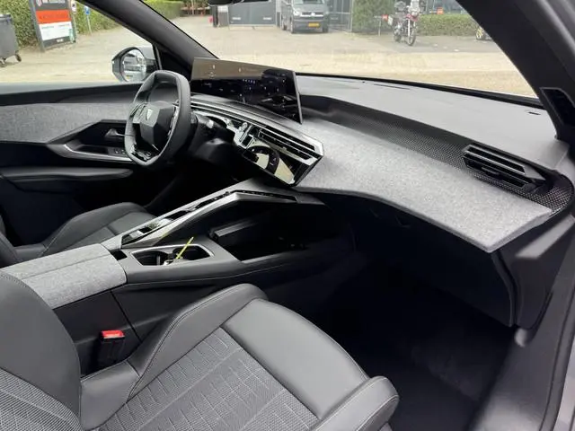 Peugeot e-3008