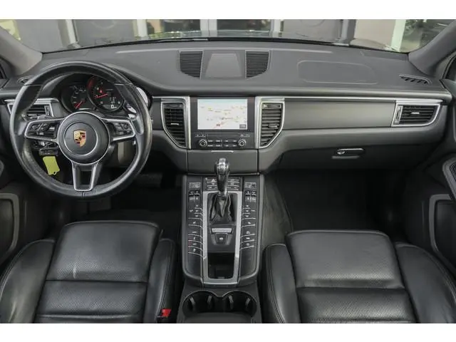 Porsche Macan 2.0 T 252pk Panoramadak Luchtvering Sport chrono 18-weg Sportstoelen Trekhaak elektris...