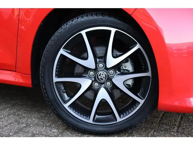 Toyota Yaris 1.5 Hybrid Launch Edition, Parkeersensoren , Navigatie , Stoelverwarming , Head-Up-Disp...
