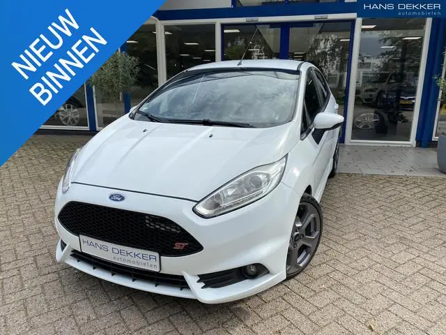 Ford Fiesta 1.6 ST 5 deurs / Milltek Uitlaat / Recaro stoelen / Stoelverwarming/ cruise control/ Car...