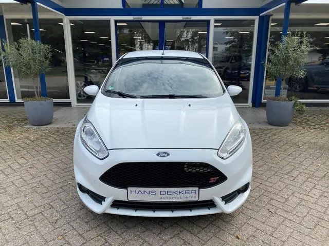 Ford Fiesta 1.6 ST 5 deurs / Milltek Uitlaat / Recaro stoelen / Stoelverwarming/ cruise control/ Car...