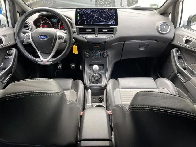 Ford Fiesta 1.6 ST 5 deurs / Milltek Uitlaat / Recaro stoelen / Stoelverwarming/ cruise control/ Car...