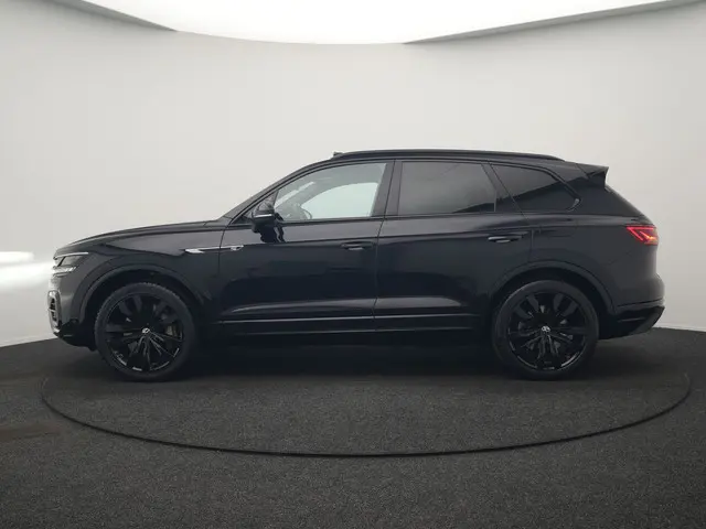 Volkswagen Touareg 3.0 TSi 4MOTION R PHEV 462pk Dealer O.H. | Luchtvering | Trekhaak Af Fabriek | Pa...