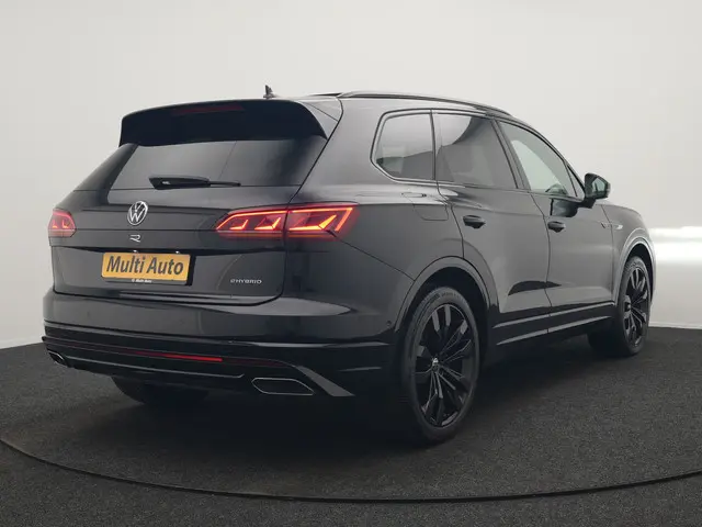 Volkswagen Touareg 3.0 TSi 4MOTION R PHEV 462pk Dealer O.H. | Luchtvering | Trekhaak Af Fabriek | Pa...