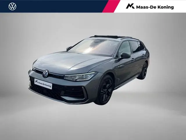 Volkswagen Passat Variant 1.5eHybrid 200kW/272PK R-Line Black Style DSG · Panoramadak · Trekhaak · 3...