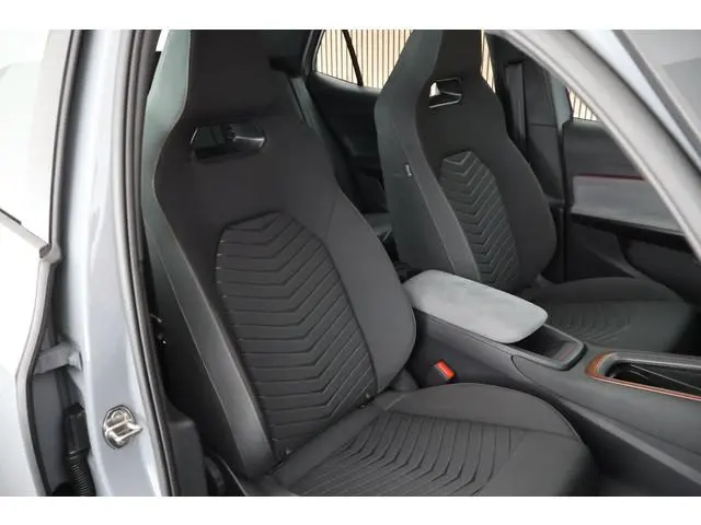 CUPRA Born Essential 204pk 62 kWh Carplay Parkeersensoren