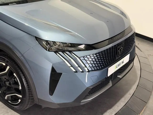Peugeot e-5008