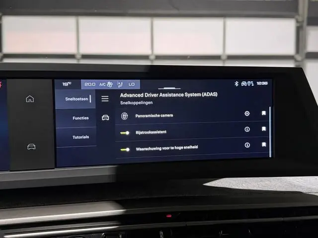 Peugeot e-5008