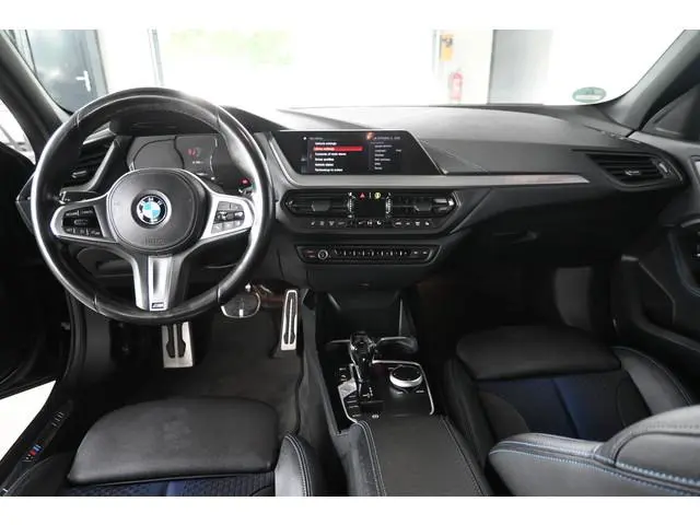 BMW 1-serie 118i High Executive Automaat M-Pakket Navigatie Carplay Dealer Onderhouden! Inruil Mogel...