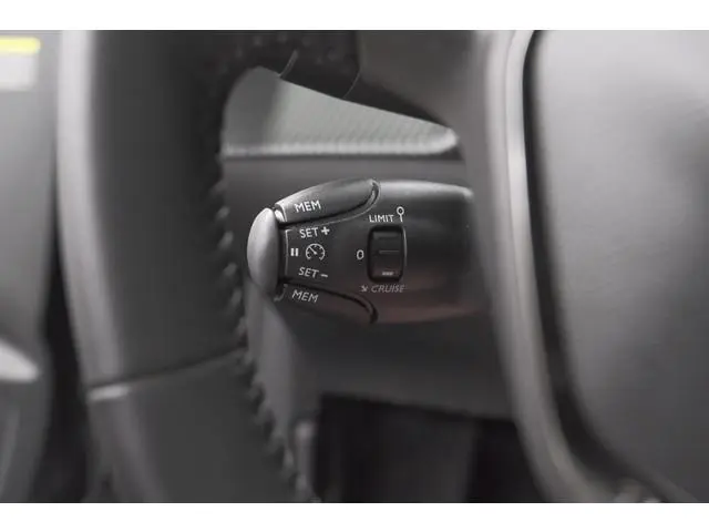Peugeot e-208 EV Allure 50 kWh | 98,9% SOH | Camera | Navigatie | Parkeersensoren | Stoelverwarming