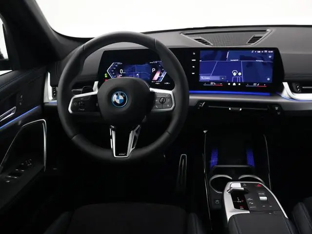 BMW iX1 eDrive20 67 kWh M SPORT EDITION *NIEUW* + TREKHAAK WEGKL. | ADAPTIVE CRUISE | 19 INCH | PREM...