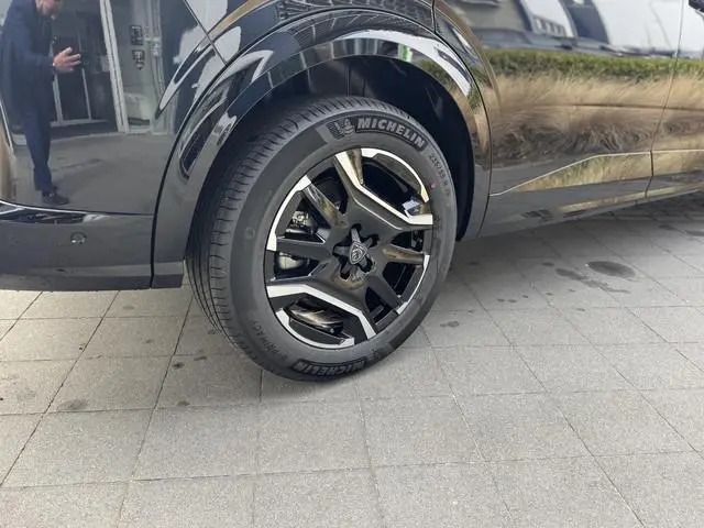 Peugeot e-5008