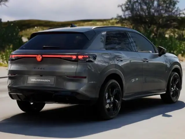Volkswagen T-Roc R-Line First Edition 1.5 eTSI 150 PK 7 versn. DSG · Assistance Pakket · Black Style...