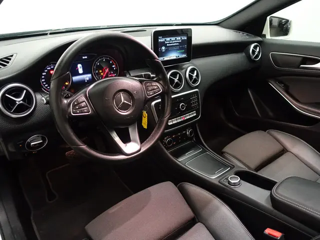 Mercedes-Benz A-klasse 180 d AMG Night Edition Aut- Panoramadak, Xenon Led, Sfeerverlichting, Dynami...