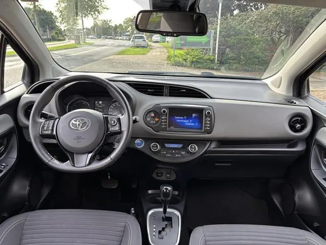 Toyota Yaris 1.5 Hybrid Dynamic 1e-Eig. & Keurig-Onderh. BOVAG-Garantie. NL-Auto.