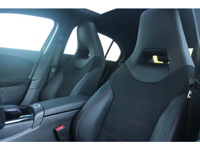 Mercedes-Benz A-klasse 180 BUSINESS SOLUTION AMG | PANORAMA SCHUIF/KANTEL DAK | SFEER VERLICHTING |...