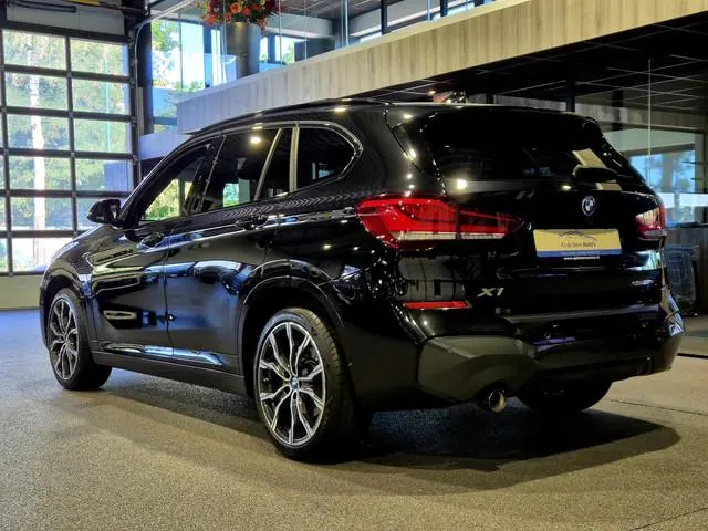BMW X1 xDrive25e High Executive M-Sport | Panorama | 19” | Leder | HUD | Camera