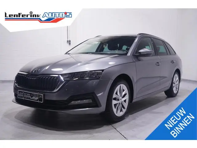 Skoda Octavia Combi 1.5 e-TSI Business Edition Apple Carplay ACC Voorstoelen Verwarmd Privacy Glass...
