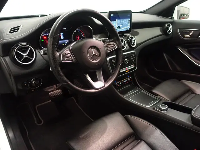 Mercedes-Benz GLA-klasse 180 AMG Premium Plus Aut- Nap 47dkm, Harman Kardon, 360 camera, Sfeerverlic...