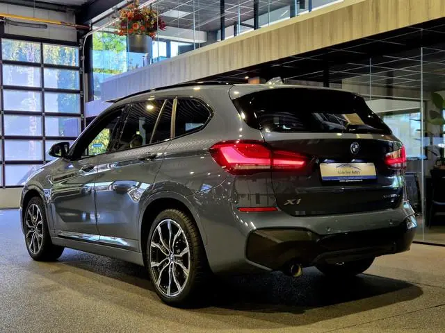 BMW X1 xDrive25e High Executive M-Sport | Panorama | 19” | Trekhaak | Camera | HUD | Stormbay metall...