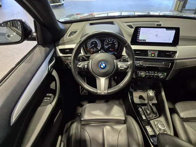 BMW X1 xDrive25e High Executive M-Sport | Panorama | 19” | Trekhaak | Camera | HUD | Stormbay metall...