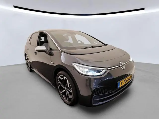 Volkswagen ID.3 First Plus 58 kWh 204pk | Camera | Stoelverwarming | IQ light | App Connect