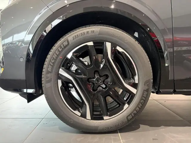 Peugeot e-5008