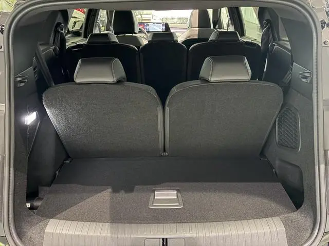Peugeot e-5008