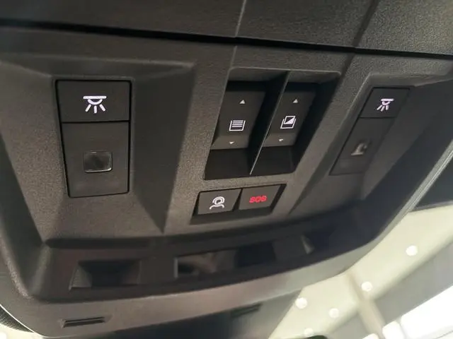 Peugeot e-5008